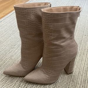 Tan cocodrilo print mid heel boots